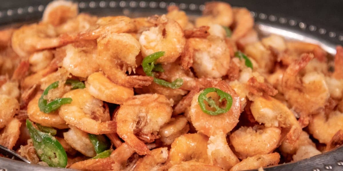 Leia mais sobre o artigo Como fazer camarão frito com casca na frigideira fica pronto rapidinho e é delicioso