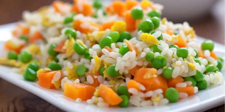 Arroz Com Ervilhas E Cenouras Muito Saboroso E Fácil De Preparar Para O ...