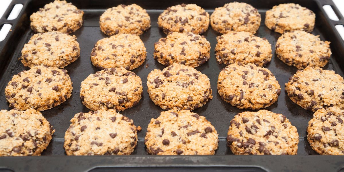 Leia mais sobre o artigo Cookie de aveia e chocolate fit delicioso e bem fácil de preparar para o lanche