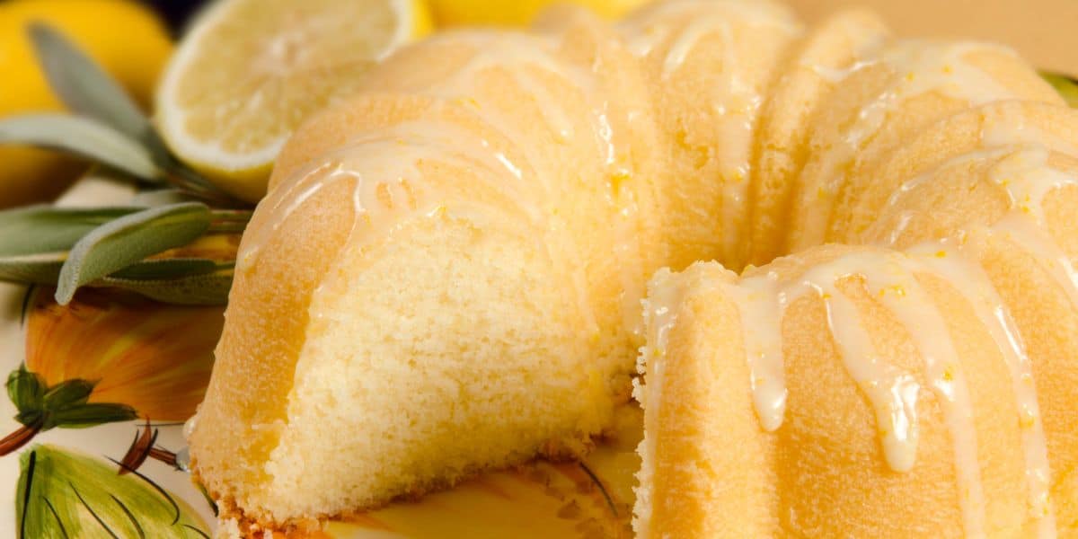 Leia mais sobre o artigo Receita de bolo de limão fofo com cobertura bem saboroso para o café da manhã da família