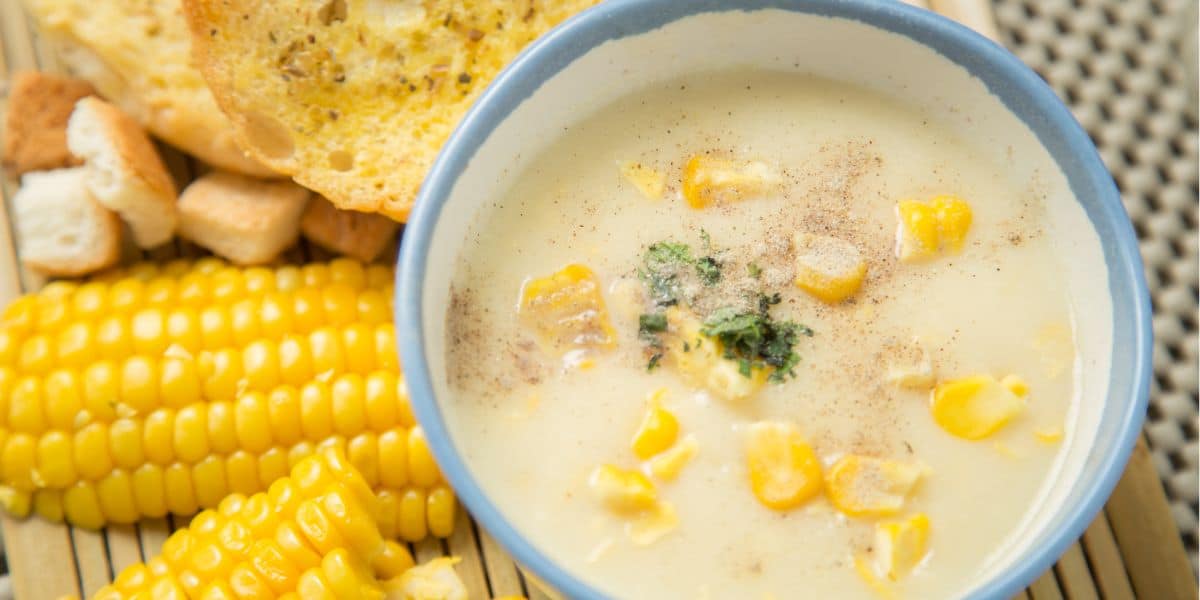 Você está visualizando atualmente Sopa de milho de latinha cremosa e bem fácil de fazer toda família vai adorar