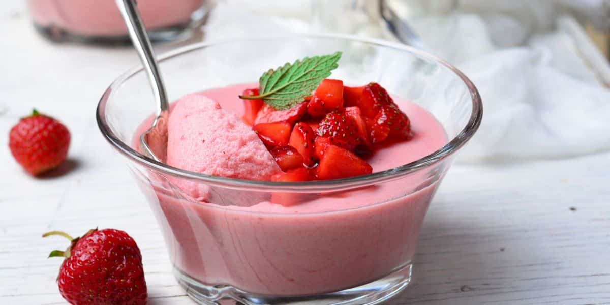 Leia mais sobre o artigo Mousse de gelatina de morango com creme de leite deliciosa e bem fácil de fazer