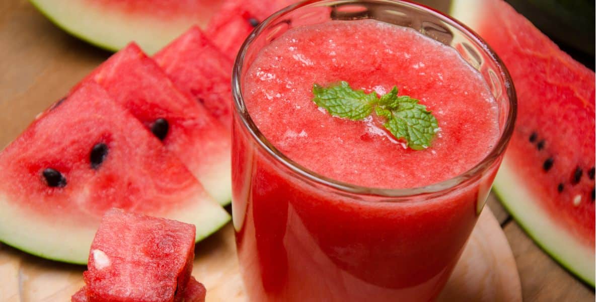Leia mais sobre o artigo Suco de melancia com abacaxi fácil de fazer delicioso e refrescante