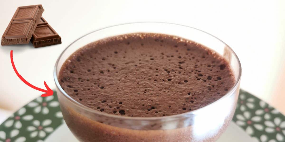 Mousse de chocolate aerada feita com 2 ingredientes cremosa e muito fácil