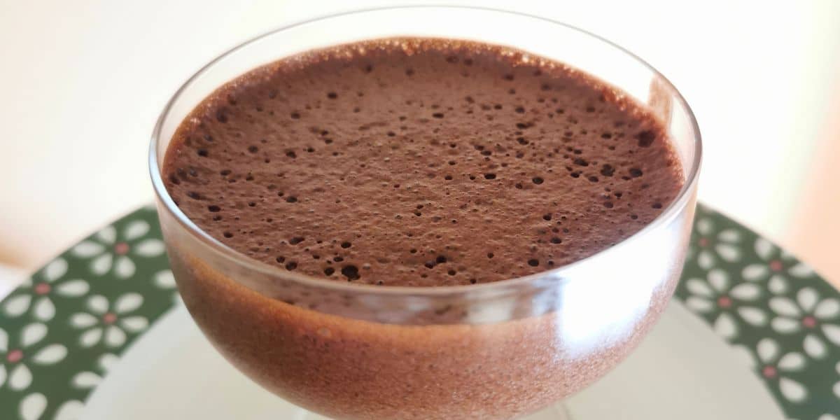 Leia mais sobre o artigo Mousse de chocolate sem leite condensado muito fácil de fazer e fica bem cremoso