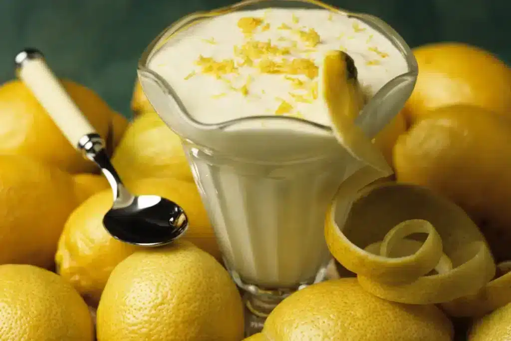 Você está visualizando atualmente Mousse de limão. Aprenda a fazer essa delícia cítrica