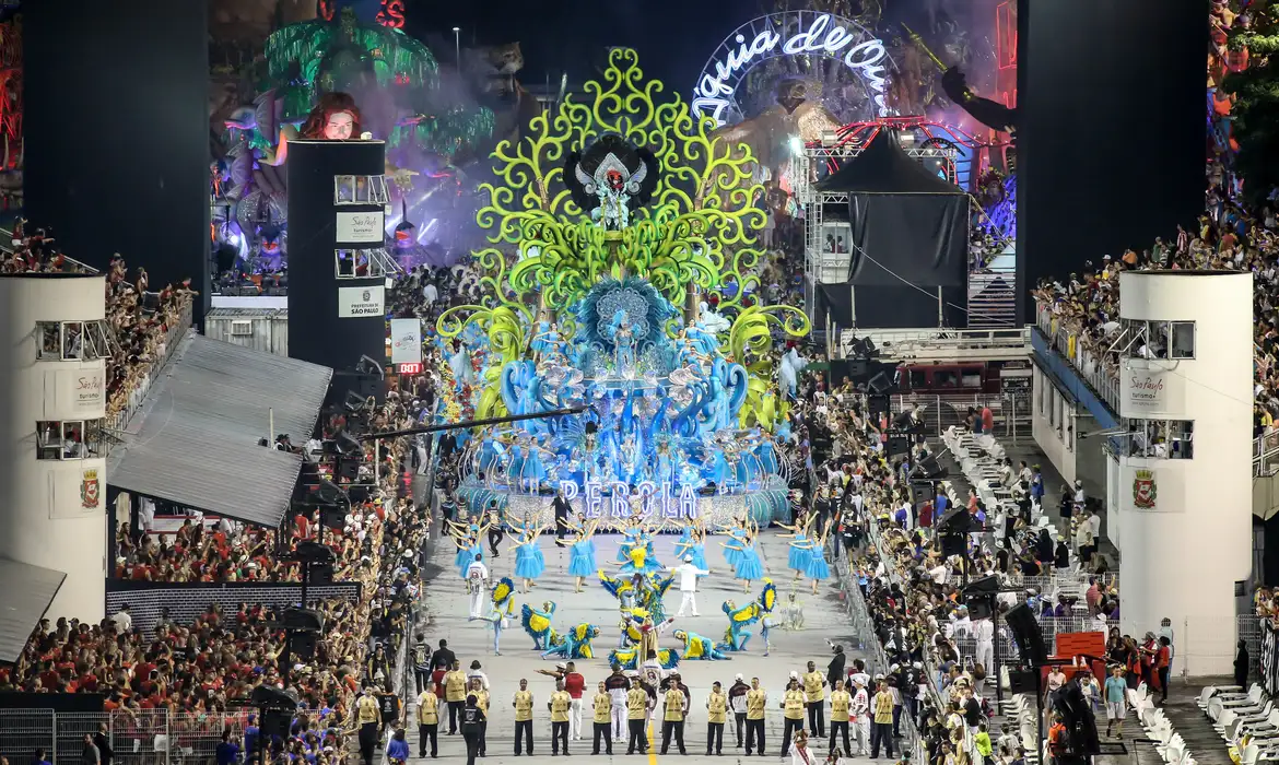 Você está visualizando atualmente Carnaval: história e a importância cultural e econômica da festa mais famosa do Brasil