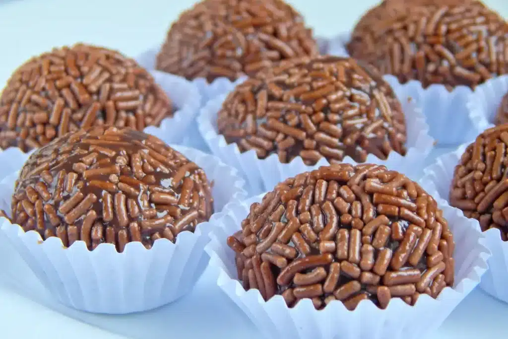 Você está visualizando atualmente Receita de Brigadeiro: A Delícia Brasileira que Conquista o Mundo